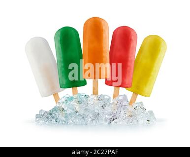 Variété de fruits ice lolly sur des cubes de glace, sur fond blanc Banque D'Images