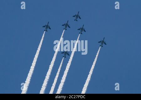 L'équipe de voltige JASDF Blue Impulse effectue un survol en formation au-dessus de Tokyo. Banque D'Images