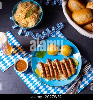 bratwuringeoise avec sauerkraut et boulettes Banque D'Images