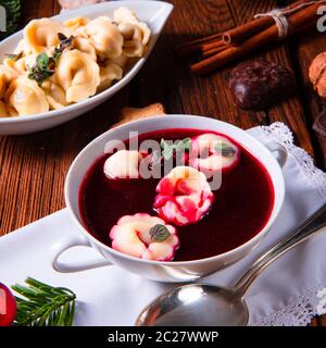 Borscht traditionnel polonais de la Saint-Sylvestre avec boulettes Banque D'Images