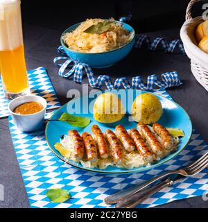 bratwuringeoise avec sauerkraut et boulettes Banque D'Images