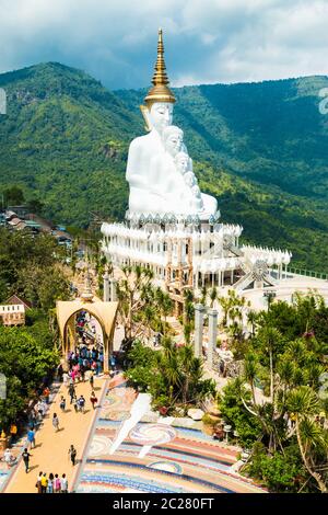 Grande statue de Bouddha Wat Phra que Pha son Kaew Banque D'Images