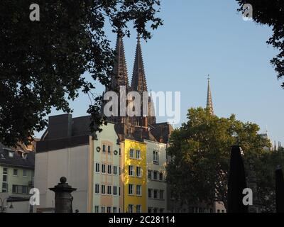 La cathédrale vu de Alter Markt (le vieux marché) place historique dans l'Altstadt (vieille ville) dans Koeln, Allemagne Banque D'Images