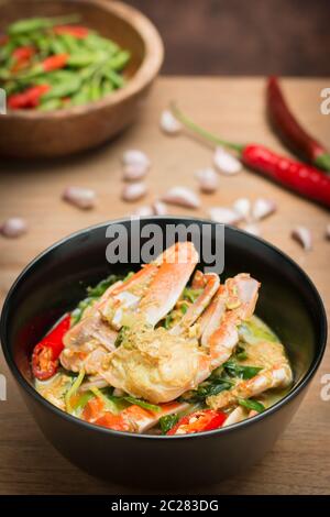 Crabe frit remué dans du curry jaune Banque D'Images