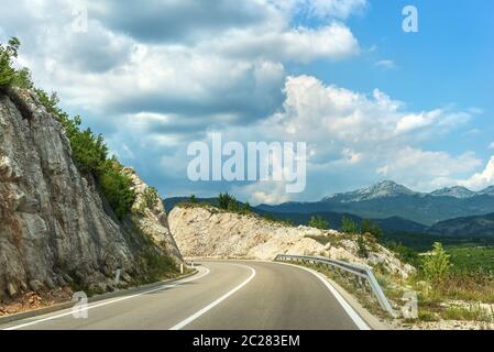 Nuages sur route dans les hautes montagnes du Monténégro Banque D'Images