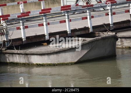 Bateaux sur la rivière Pô Mantova Italie Banque D'Images