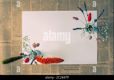 photo de bouquets de fleurs séchées avec lavande dans des tons bleus sur fond vintage Banque D'Images