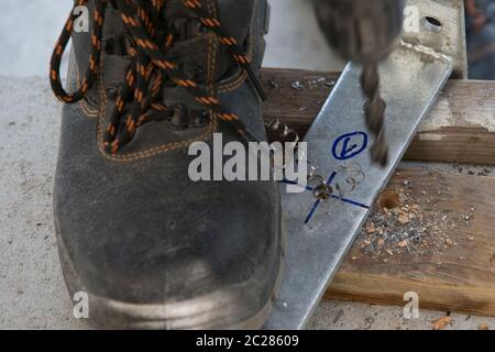 le menuisier est en train de percer, de travailler à la chaussure, de gros plan Banque D'Images