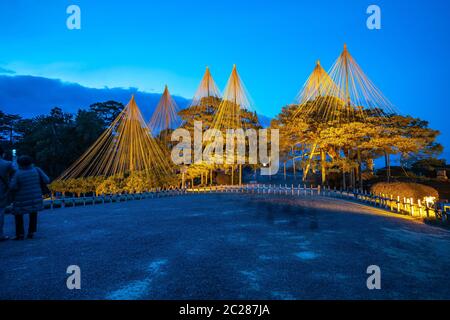 Jardin Kenrokuen la nuit à Kanazawa, préfecture d'Ishikawa, Japon Banque D'Images