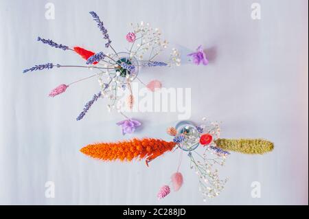 photo de bouquets de fleurs séchées avec lavande dans des tons violets sur un fond clair Banque D'Images