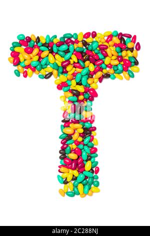 Lettre T de l'alphabet anglais de chocolats ronds multicolores sur fond blanc isolé. Motif de nourriture fait de bonbons pour enfants. Brillant a Banque D'Images