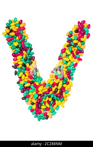 Lettre V de l'alphabet anglais de chocolats ronds multicolores sur fond blanc isolé. Motif de nourriture fait de bonbons pour enfants. Brillant a Banque D'Images