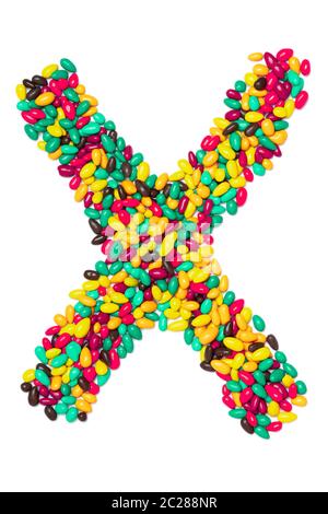 Lettre X de l'alphabet anglais de chocolats ronds multicolores sur fond blanc isolé. Motif de nourriture fait de bonbons pour enfants. Brillant a Banque D'Images