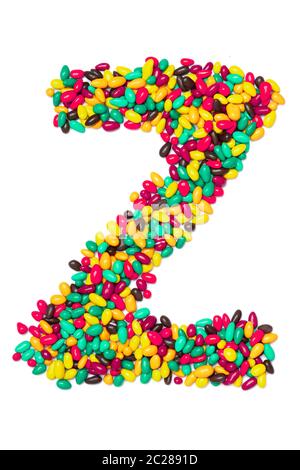 Lettre Z de l'alphabet anglais de chocolats ronds multicolores sur fond blanc isolé. Motif de nourriture fait de bonbons pour enfants. Brillant a Banque D'Images