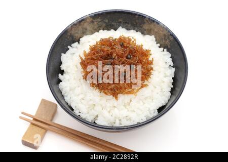 Tsukudani chirimen japonais de riz blanc cuit avec jako sur fond blanc Banque D'Images