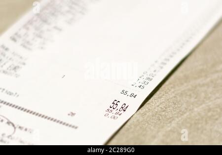 Vue rapprochée du montant total des achats d'épicerie dans un supermarché imprimé sur un reçu papier Banque D'Images