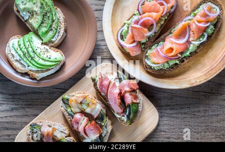 Toasts à l'avocat et garnitures différentes Banque D'Images