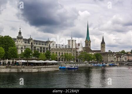 Vue sur Fraumunster et St. Eglise Pierre, Zurich Banque D'Images