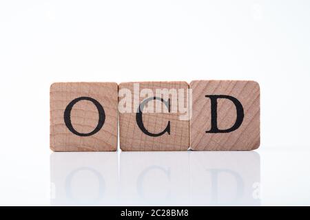 Close-up de l'OCD Texte sur un bloc en bois plus de reflet 24 Banque D'Images