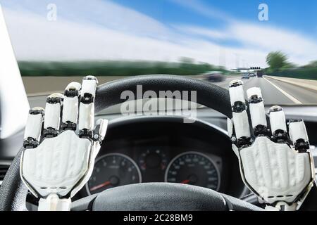 Close-up de mains robotiques sur le volant de voiture Banque D'Images