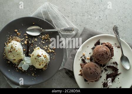Chocolat bio faits maison et glace à la vanille dans une assiette, Close up Banque D'Images