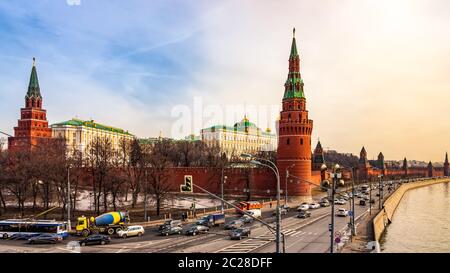 Large vue panoramique à Kremlins entourant les murs rouge avec Vodovzvodnaya Borovitskaya et Tours, un trafic lourd et Moskova, Moscou, Russie Banque D'Images