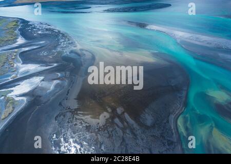 Drone aérien vue sur un immense lit et delta, la rivière glaciaire transportant des dépôts du glacier de Vatnajokull,l'Islande Banque D'Images