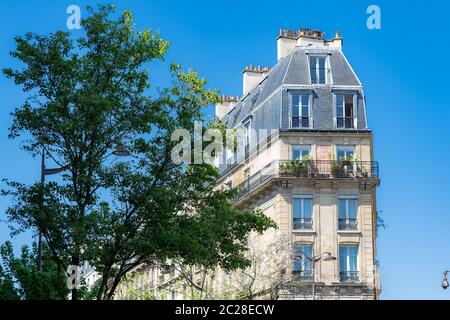 Paris, façade et rue typiques, beau bâtiment près de Montmartre Banque D'Images