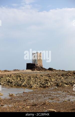 Seymour tower, que vous pouvez seulement à pied à marée basse. Situé dans la région de Jersey, Channel Islands Banque D'Images