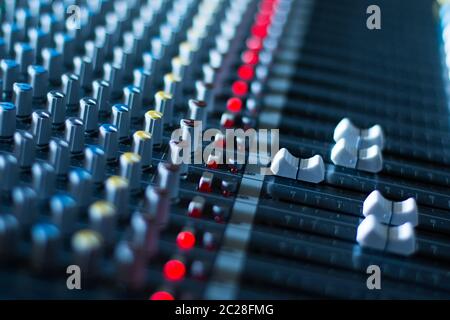 Bureau de mixage du studio d'enregistrement sonore : production musicale professionnelle Banque D'Images