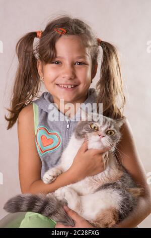 Jolie petite fille souriante avec deux queues de porc Banque D'Images