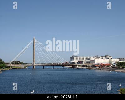 pont suspendu et jetée traversant le lac à southport merseyside avec vue sur les hôtels et les bâtiments de la ville Banque D'Images