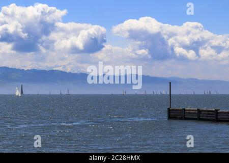 Quai de Nonnenhorn avec voiliers et sommets enneigés à l'horizon, le lac Constance Banque D'Images