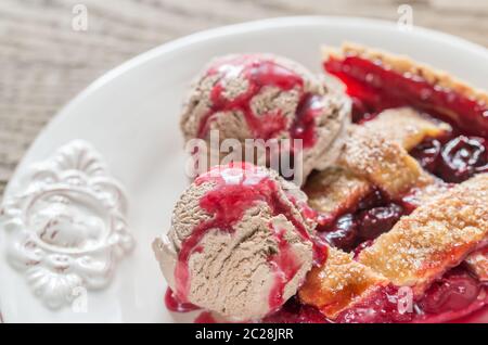 Tranche de tarte aux cerises avec boules de glace au chocolat Banque D'Images