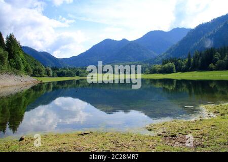 Vue sur le Weitsee et Mittersee près de Reit im Winkl avec vue sur les Alpes de Chiemgau Banque D'Images