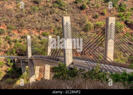 Vue de la vallée avec l'ancien et nouveau pont sur la rivière de montagne Nil Bleu près de Bahir Dar, l'Éthiopie. Banque D'Images