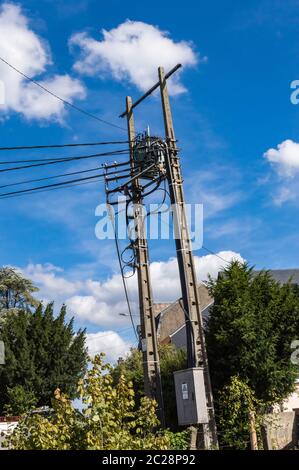 Ligne d'alimentation pôle béton fin avec des câbles tomber verticalement. Ligne d'alimentation pôle béton fin avec chutes verticales de câbles et d'un transformateur de la hauteur Banque D'Images