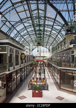 vue sur la rue commerçante victorienne couverte de southport merseyside, sur la galerie marchande wayfarers Banque D'Images