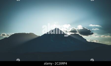Coucher de soleil sur une montagne, poutres lumineuses Banque D'Images