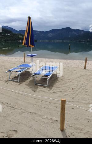 Pergine Valsugana, Italie. 16 juin 2020. Pergine Valsugana, Lido de San Cristoforo, Italie, le 16 juin 2020. Les plages (Lido) rouvrent très lentement ou resteront fermées après plus de 90 jours de confinement en raison de la pandémie du nouveau coronavirus. Les touristes étrangers pour les vacances venant d'Allemagne, des pays-Bas et d'Autriche sont encore plus que rares. Vider les transats et le parasol. (Photo de Pierre Teyssot/ESPA-Images) crédit: Agence européenne de photo sportive/Alamy Live News Banque D'Images