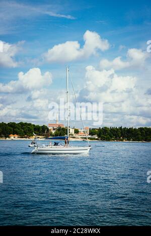 Bateaux dans une baie avec de l'eau cristalline, Croatie Banque D'Images