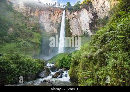 Cascade dans Brestagi Sipisopiso, Nord de Sumatra, en Indonésie comme vu du dessus, plongeant à 120 mètres vers le bas et se jette dans le Lac Toba. Banque D'Images
