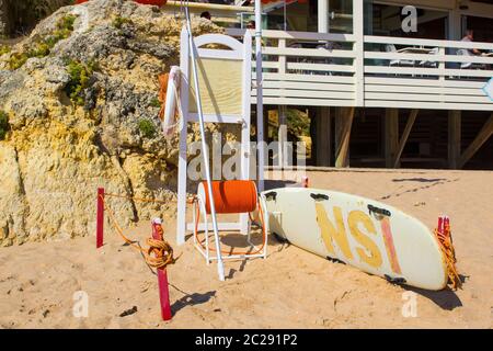 3 octobre 2018 un poste de sauveteurs sans pilote et son équipement sur la plage d'Oura Praia à Albuferia Portugal, lors d'un après-midi chaud et animé Banque D'Images