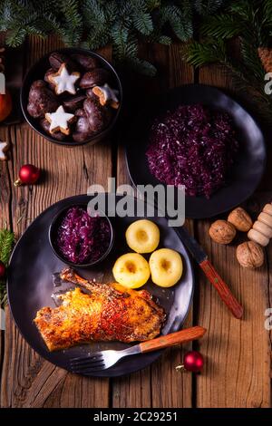 Oie rôtie avec des pommes cuites, du chou rouge et de raviolis Banque D'Images