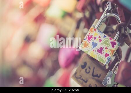 L'amour coloré verrouille sur un pont Banque D'Images