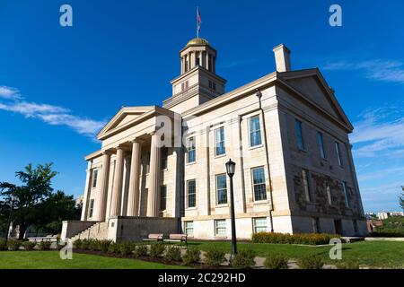 L'ancien Capitole de l'état de l'Iowa, dans l'Iowa City, États-Unis d'Amérique, sous un ciel clair Banque D'Images