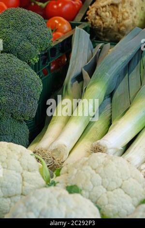 Poireaux et autres légumes sur le marché hebdomadaire Banque D'Images