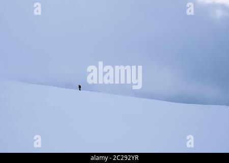 Personne non identifiable à marcher vers le sommet de montagne Storsteinen et le pic dans la neige parmi les merveilleux paysages d'hiver, la Norvège Banque D'Images