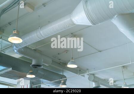 Conduit d'air, air conditionné, câblage du tuyau de pipe, et d'extinction automatique. Le débit d'air et système de ventilation. L'intérieur du bâtiment. Lampe de plafond avec lumière Banque D'Images