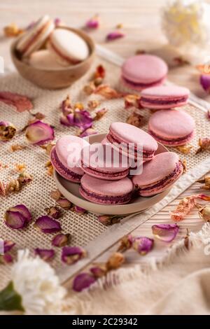 Macarons français à la framboise et à la crème de beurre de rose. Macarons français roses Banque D'Images
